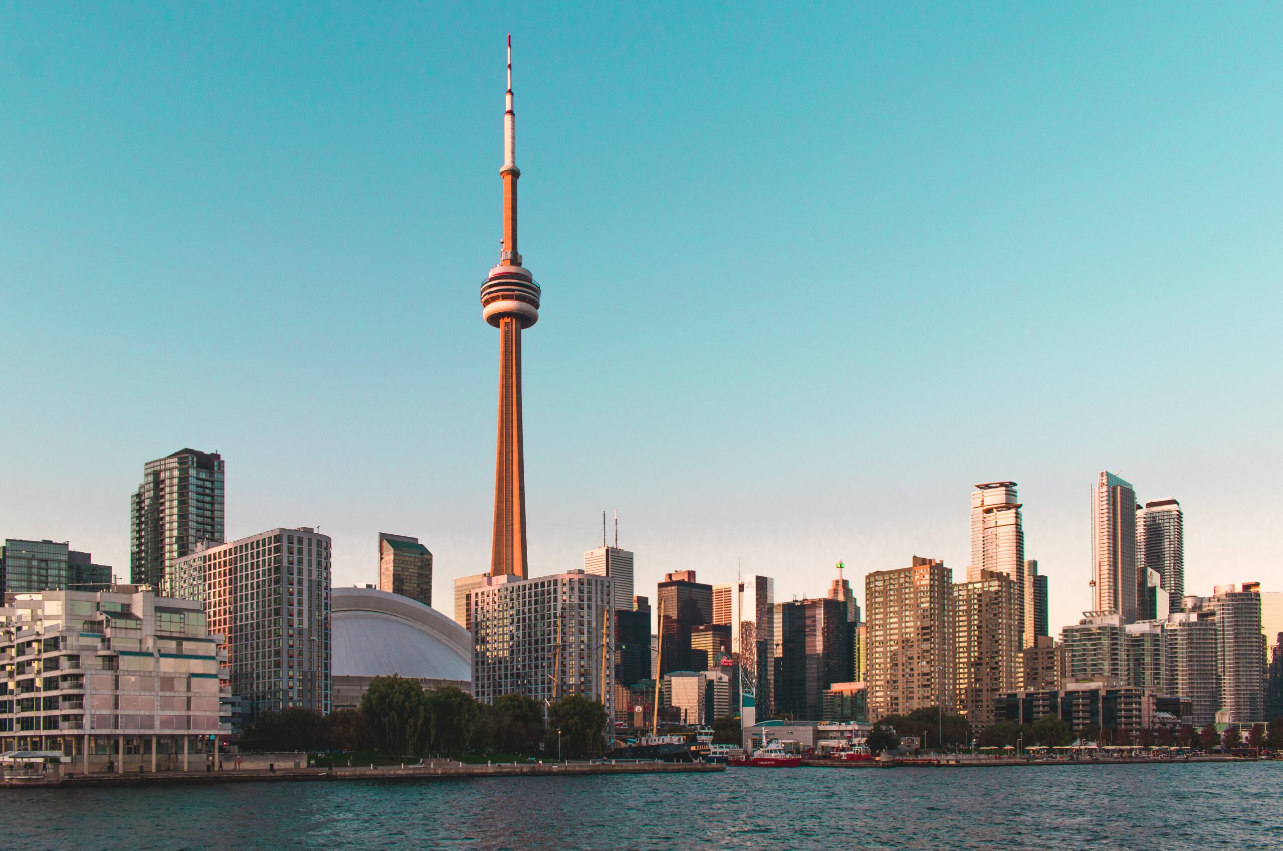 Skyline of Toronto with the prominent CN tower in the middle.